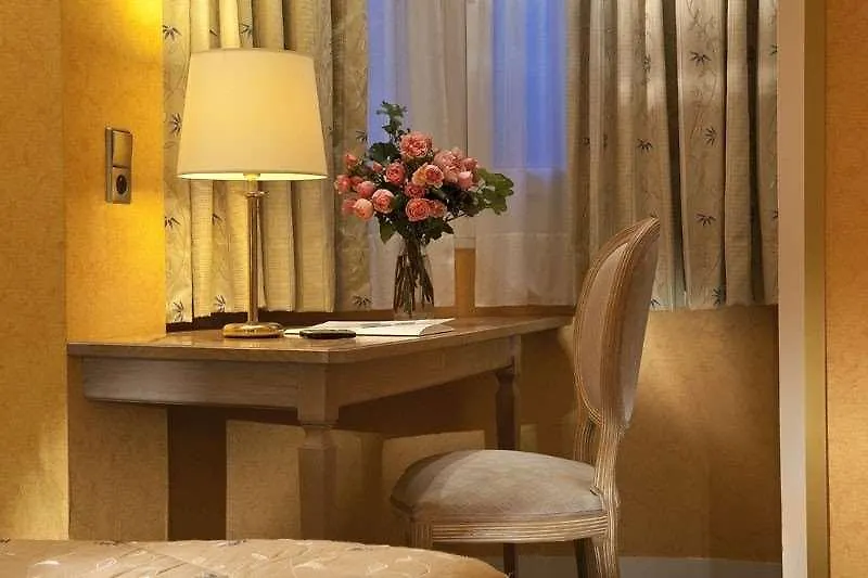 Cecilia Arc De Triomphe Hotel Paris
